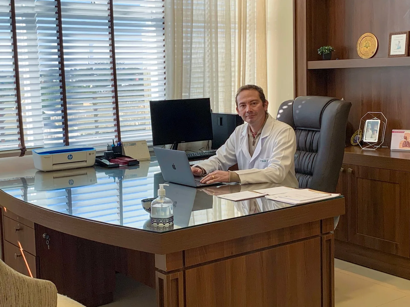 Mão de médico redigindo um laudo técnico